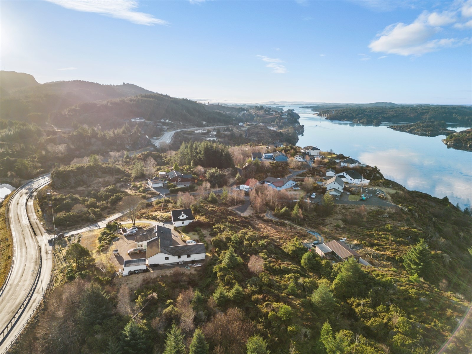 Fra tomten har du fin sjøutsikt og gode solforhold. Galleribilde