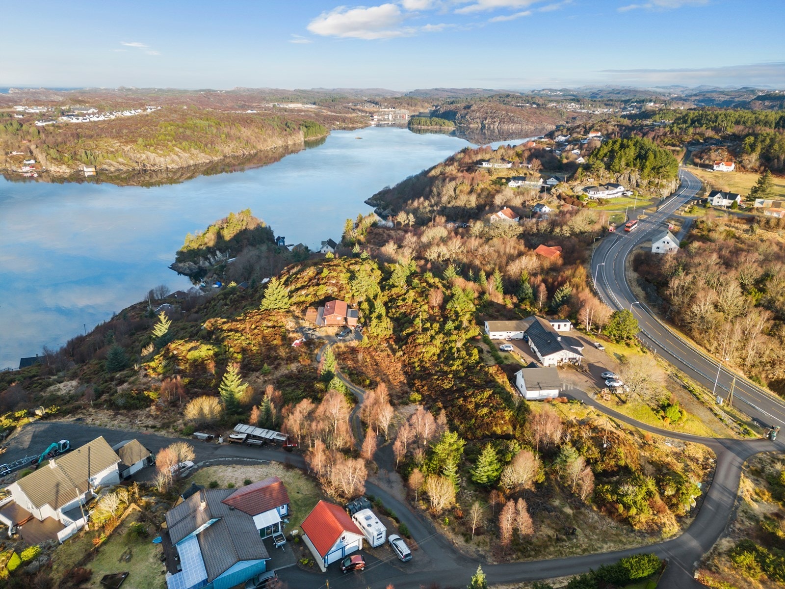 Til skoler og barnehager kommer man seg på noen minutter, både nordover og sørover. Galleribilde