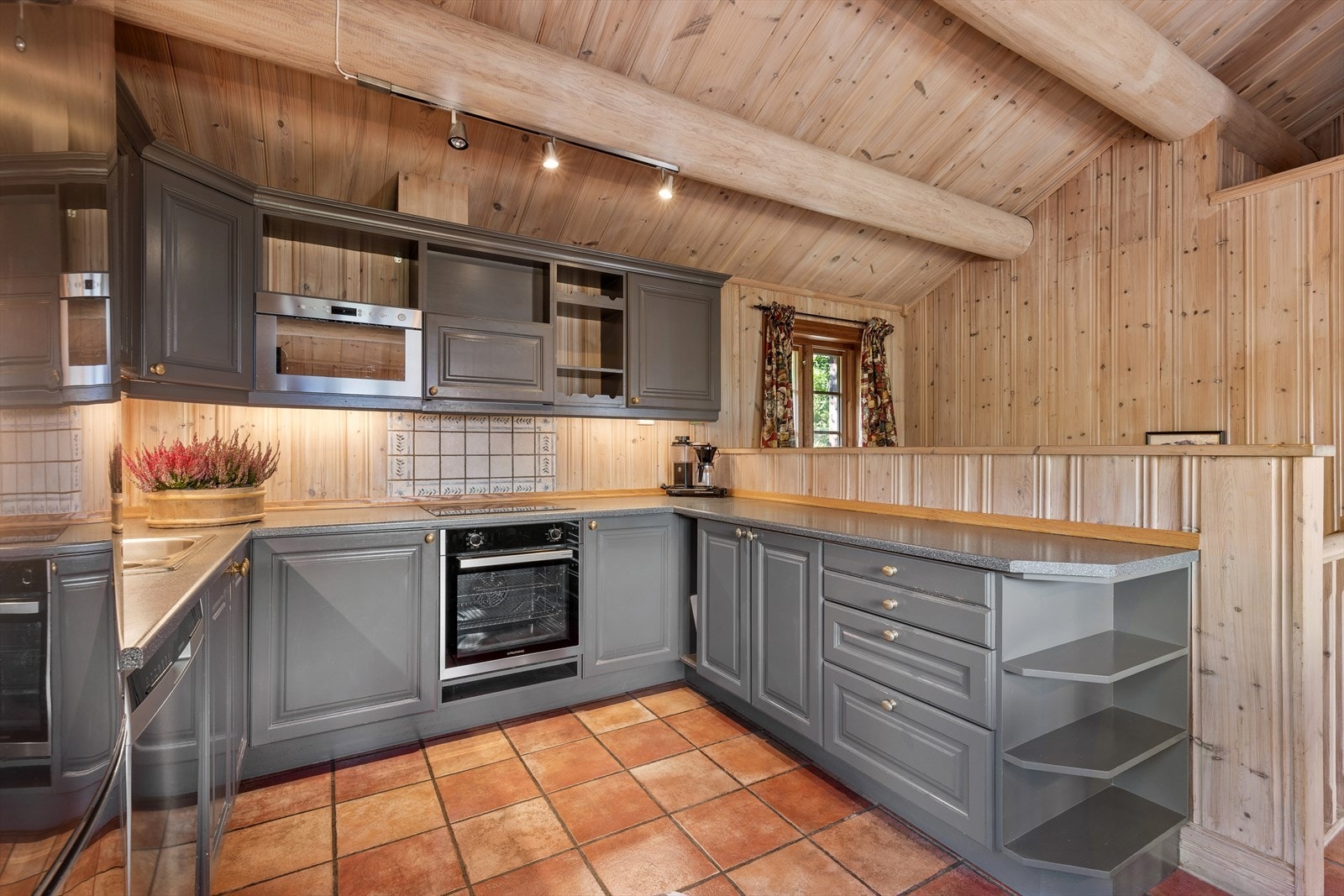 Romslig kjøkken, åpent mot stue Galleribilde