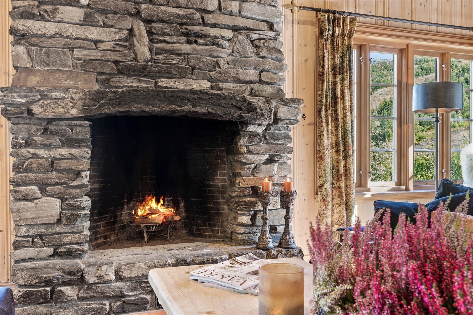 Håndmurt peissted i naturstein Galleribilde