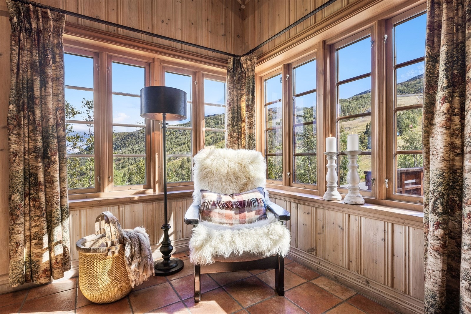 Romslig stue med nydelig utsikt Galleribilde