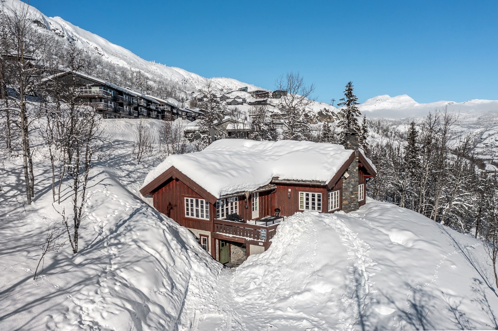 Panoramautsikt mot Hemsedals nydelige fjell og Hemsedal Skisenter Galleribilde