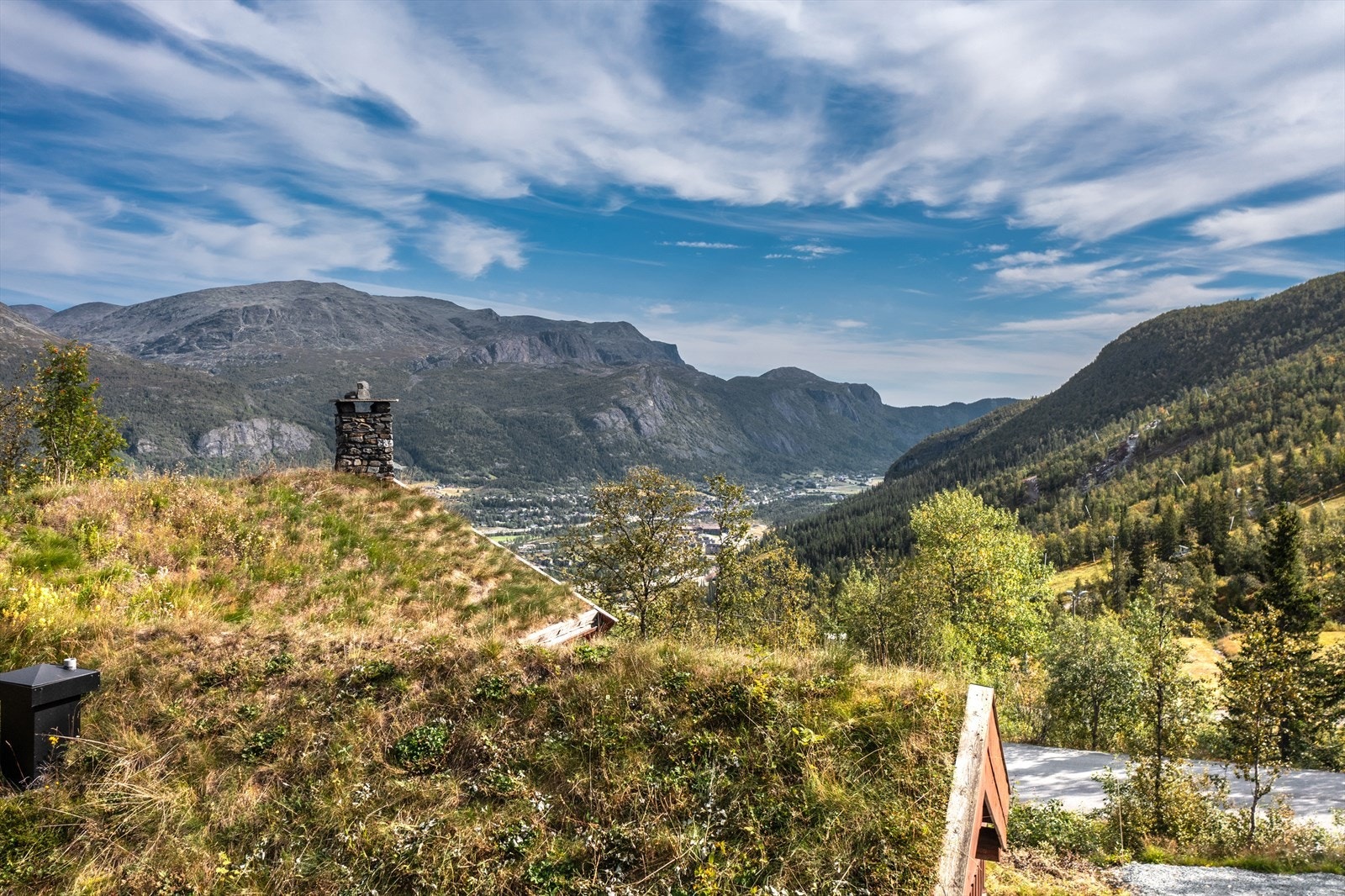 Flott, naturlig torvtak som gjør at hytta glir inn i omgivelsene Galleribilde