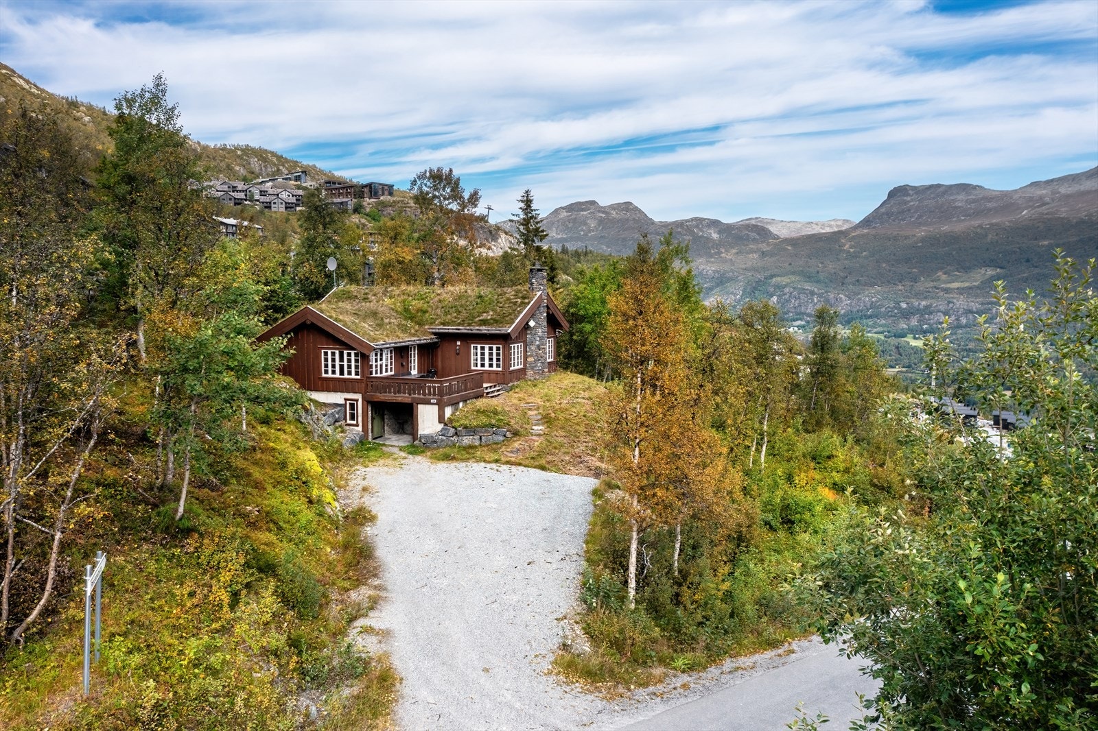 En nydelig beliggenhet høyt i terrenget. Ski inn / ski ut til Holleskardsløypa i Hemsedal Skisenter. Nydelig utsikt og solforhold. Galleribilde