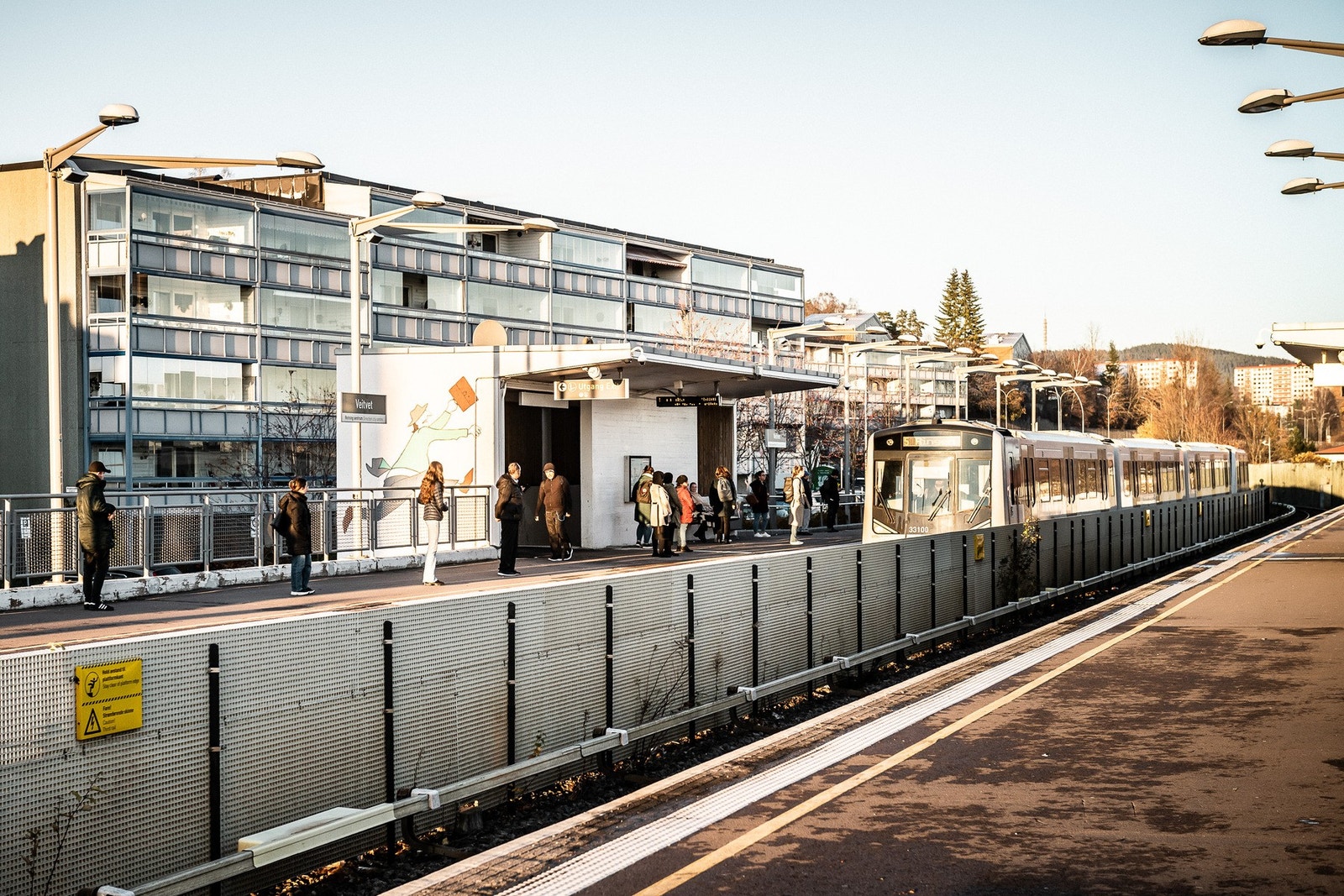 Kort vei til T-banestasjon og bussholdeplasser. Galleribilde