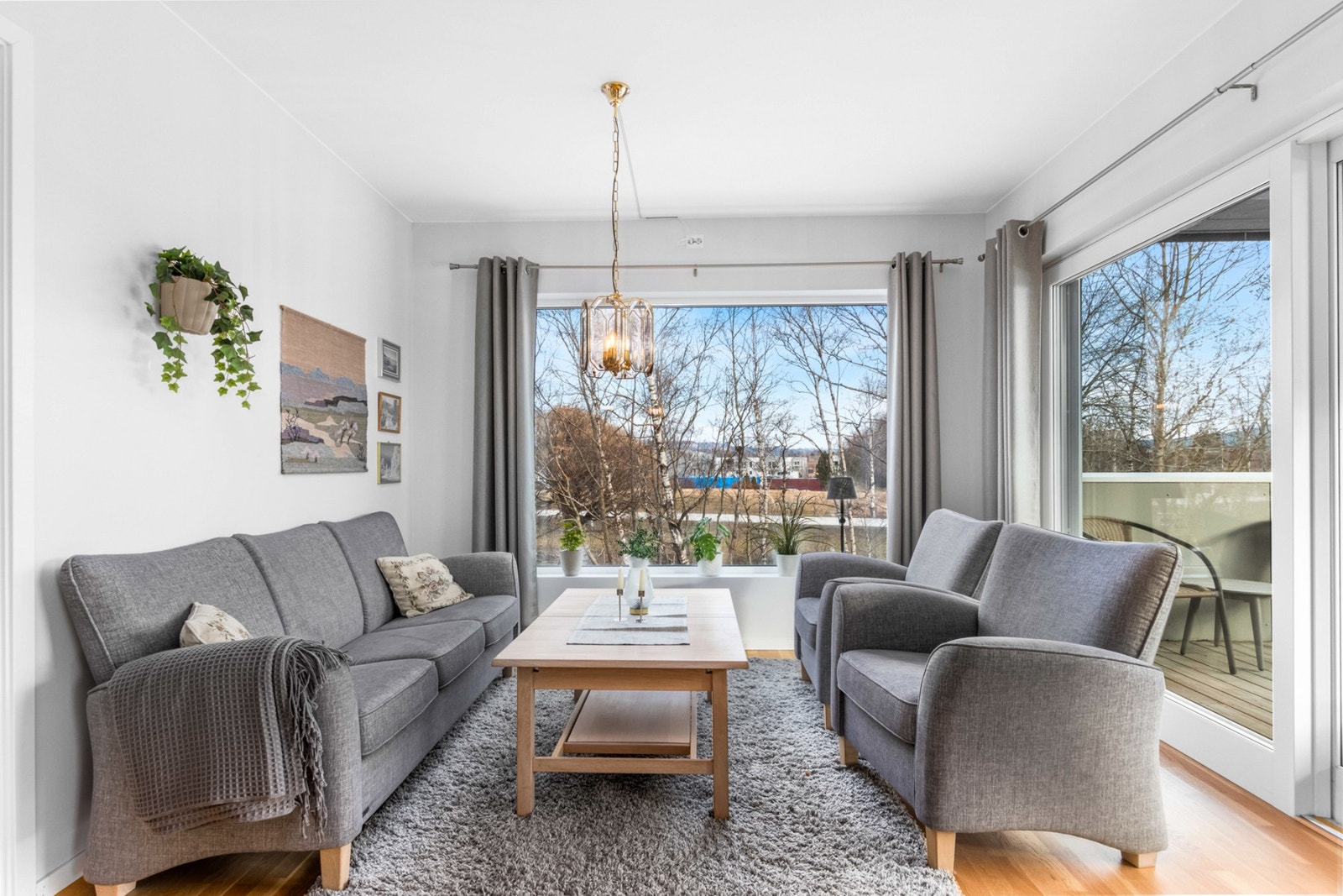 Stue. Vannbåren gulvvarme. Oppvarming av leiligheten og varmtvann ligger i felleskostnaden. Galleribilde