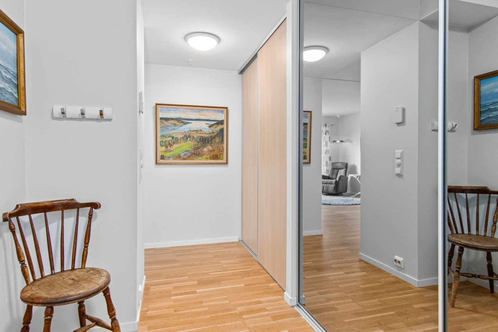 Skyvedørsgarderobe med speil og skyvedørsinngang til bod. Galleribilde