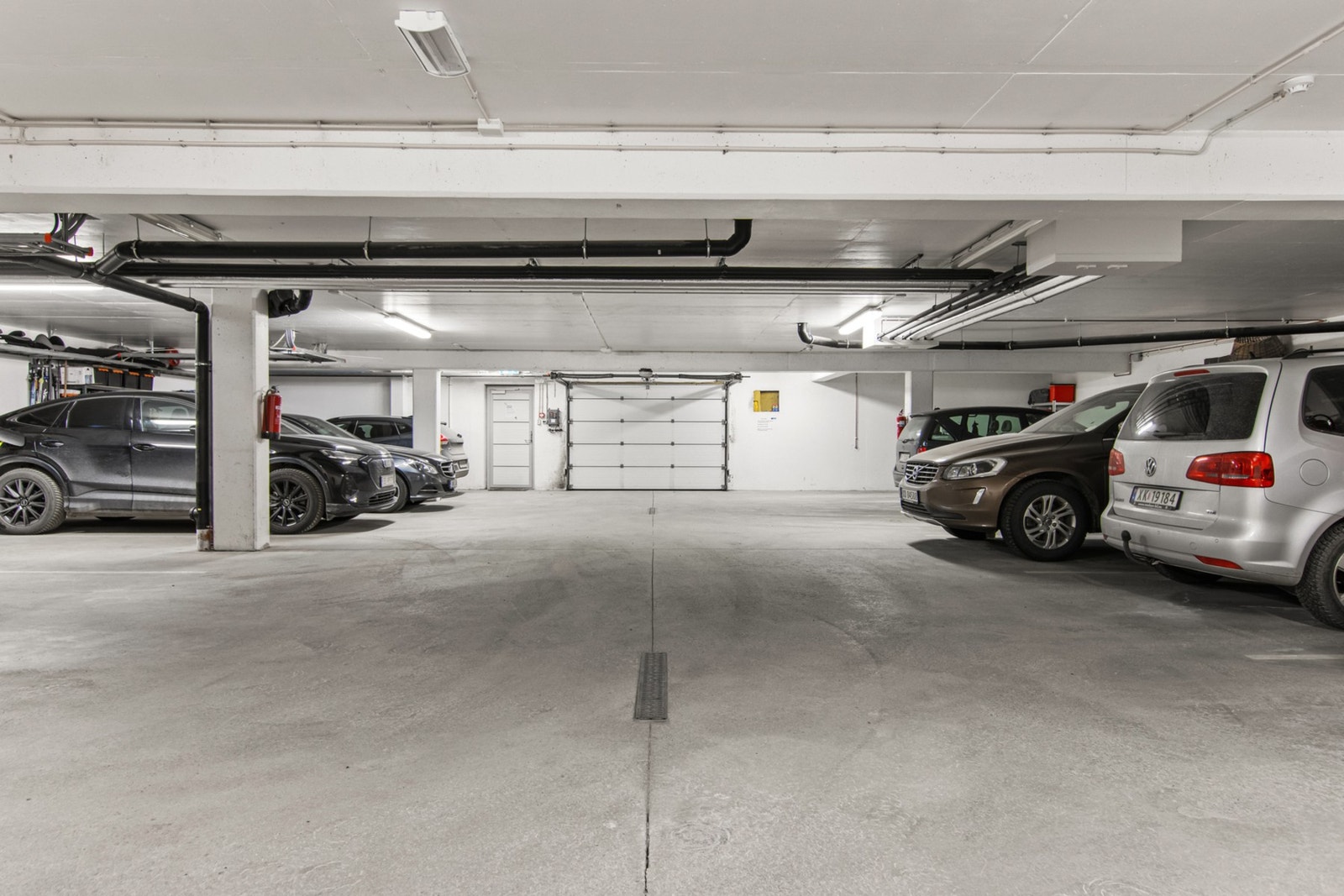 Parkering i kjelleretasje. Galleribilde