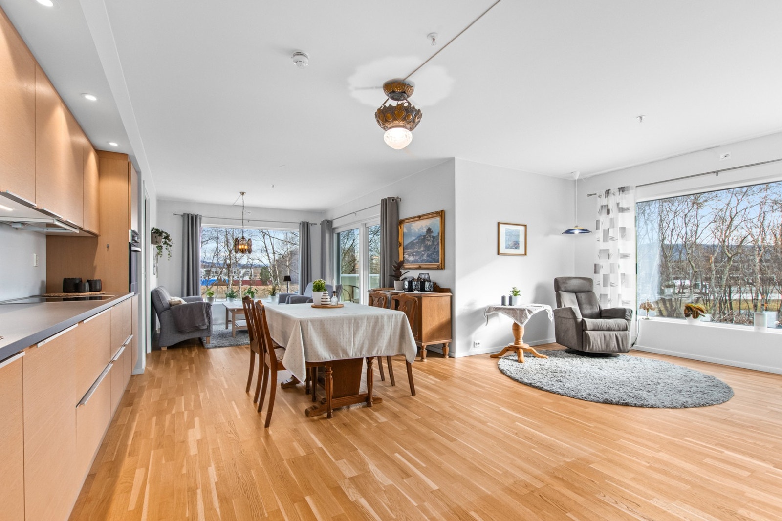 Store vinduer både mot øst og mot sør. Galleribilde