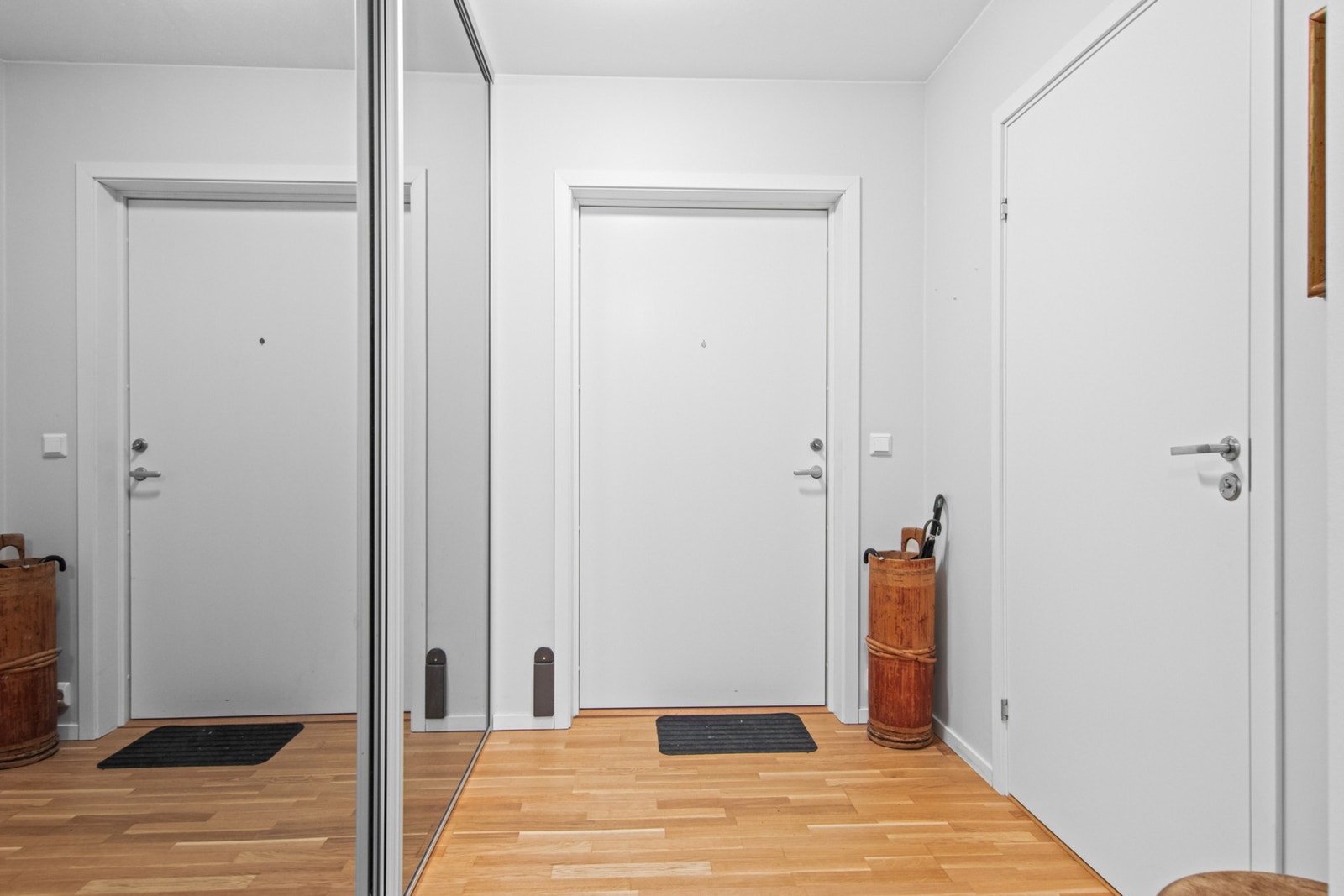 Inngangsparti/gang. Skyvedørsgarderobe med speil. Galleribilde