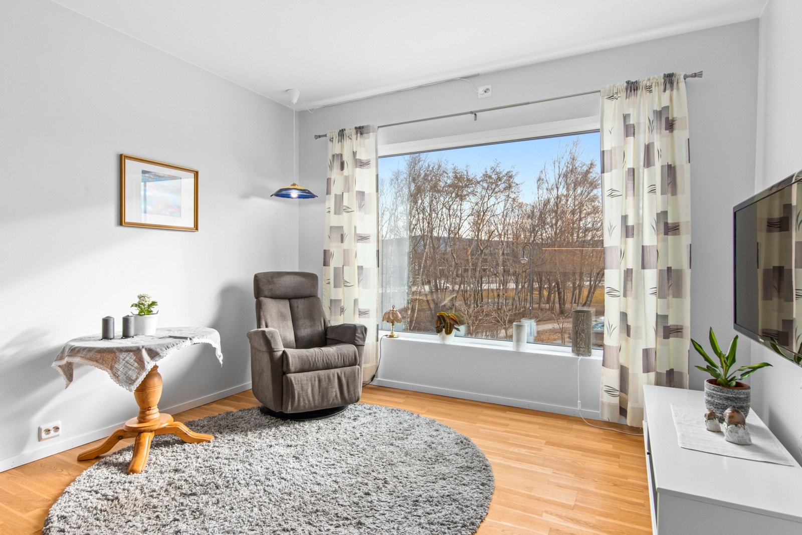 Del av stue som i dag benyttes som "tv krok" Galleribilde