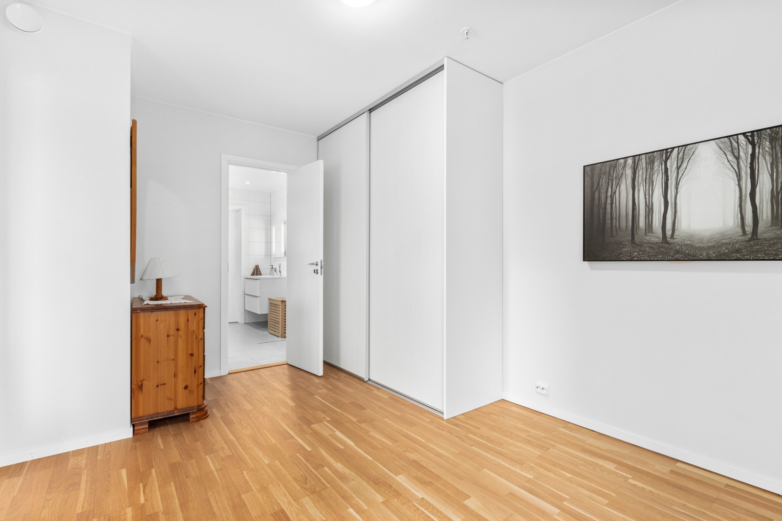 Hovedsoverom med egen inngang til bad. Galleribilde