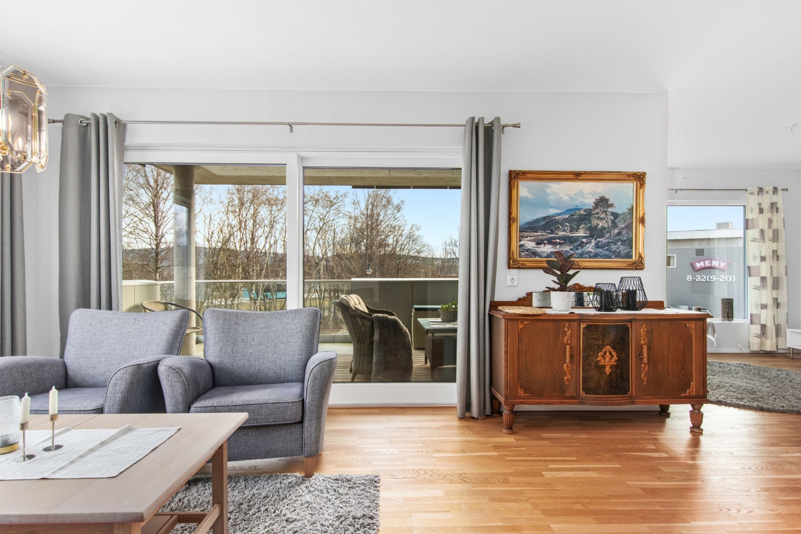 Store vindusflater som gjør leiligheten lys og trivelig. Galleribilde