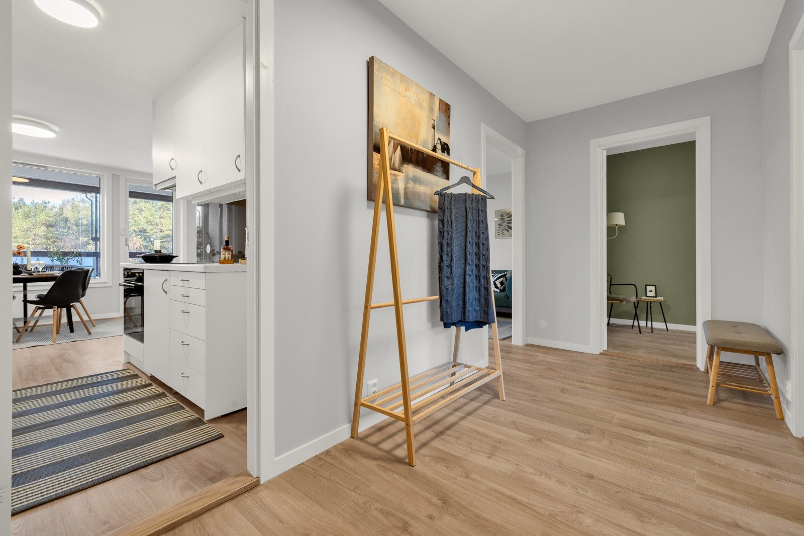 Entré med tilgang til kjøkken, stue og boligens 3 soverom. Galleribilde