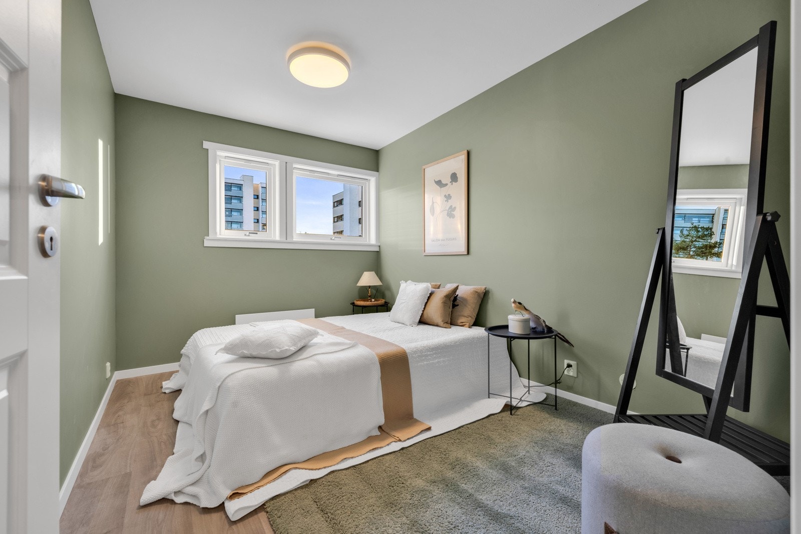 Hovedsoverommet er av god størrelse med plass til dobbeltseng, nattbord og garderobeskap. Galleribilde