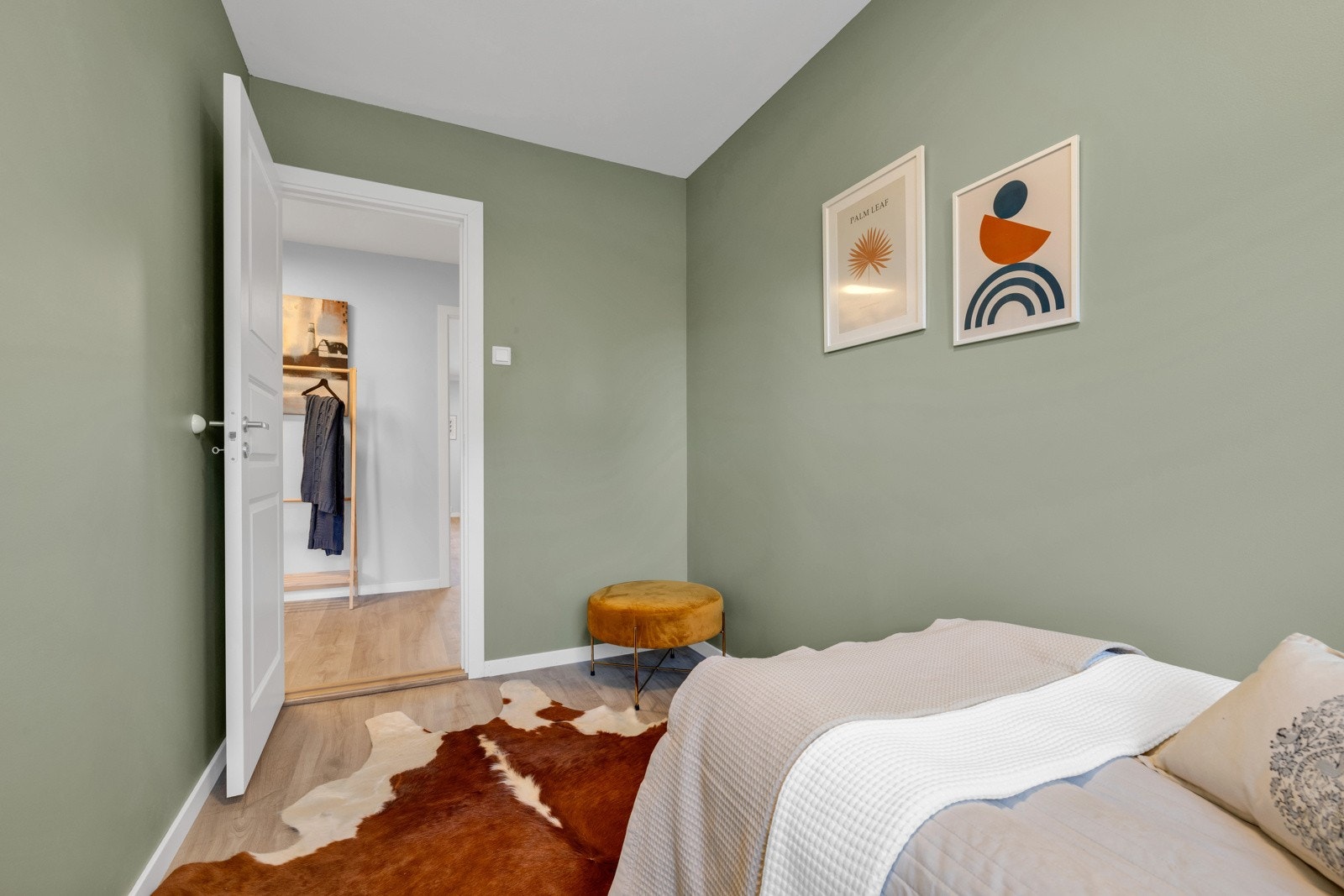 Soverom nr. 2 med plass til seng og garderobeskap. Galleribilde