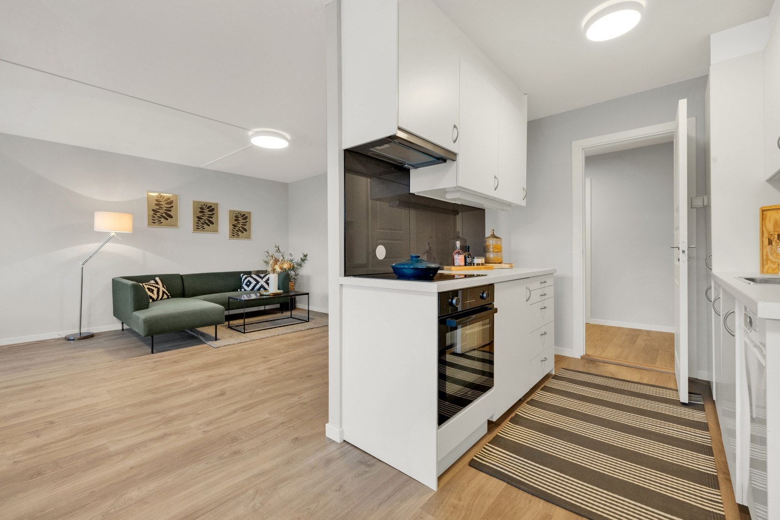 Kjøkken og stue ligger i en delvis åpen løsning. Galleribilde