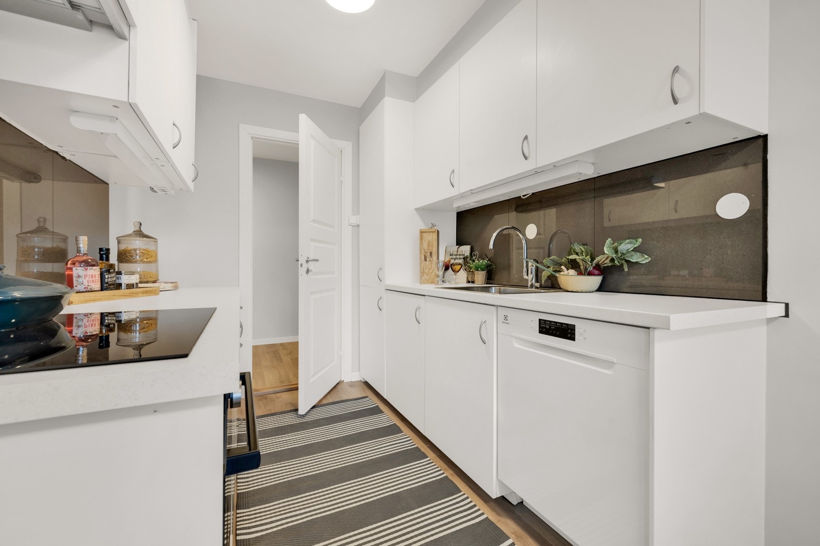 Godt med skap- og benkeplass Galleribilde