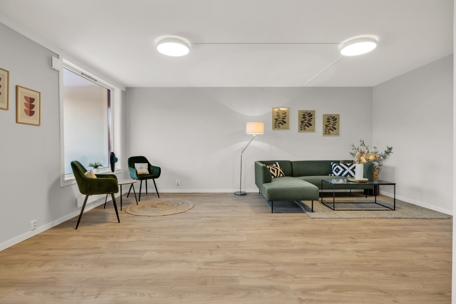 Stuen er av sjenerøs størrelse og har god plass til sofa- og spisegruppe. Galleribilde