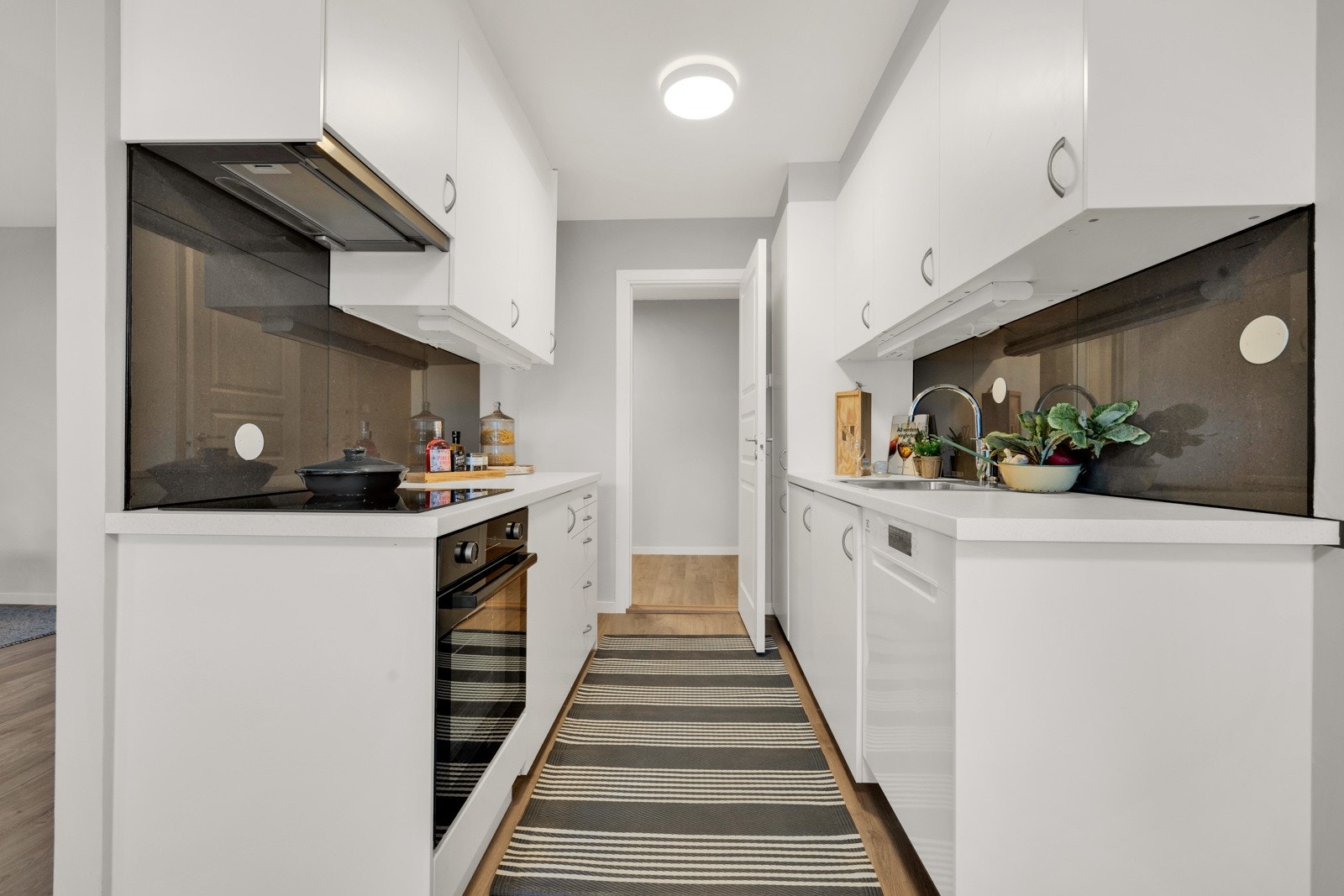 Nytt kjøkken fra 2023 med integrerte hvitevarer. Galleribilde