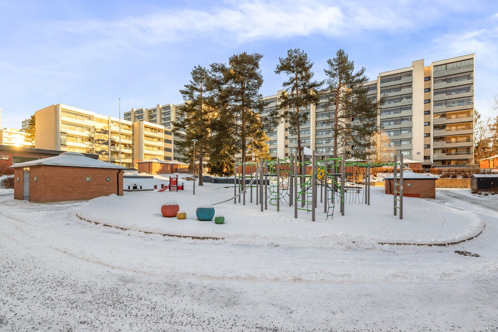 Borettslaget har en koselig lekeplass rett utenfor boligen. Galleribilde