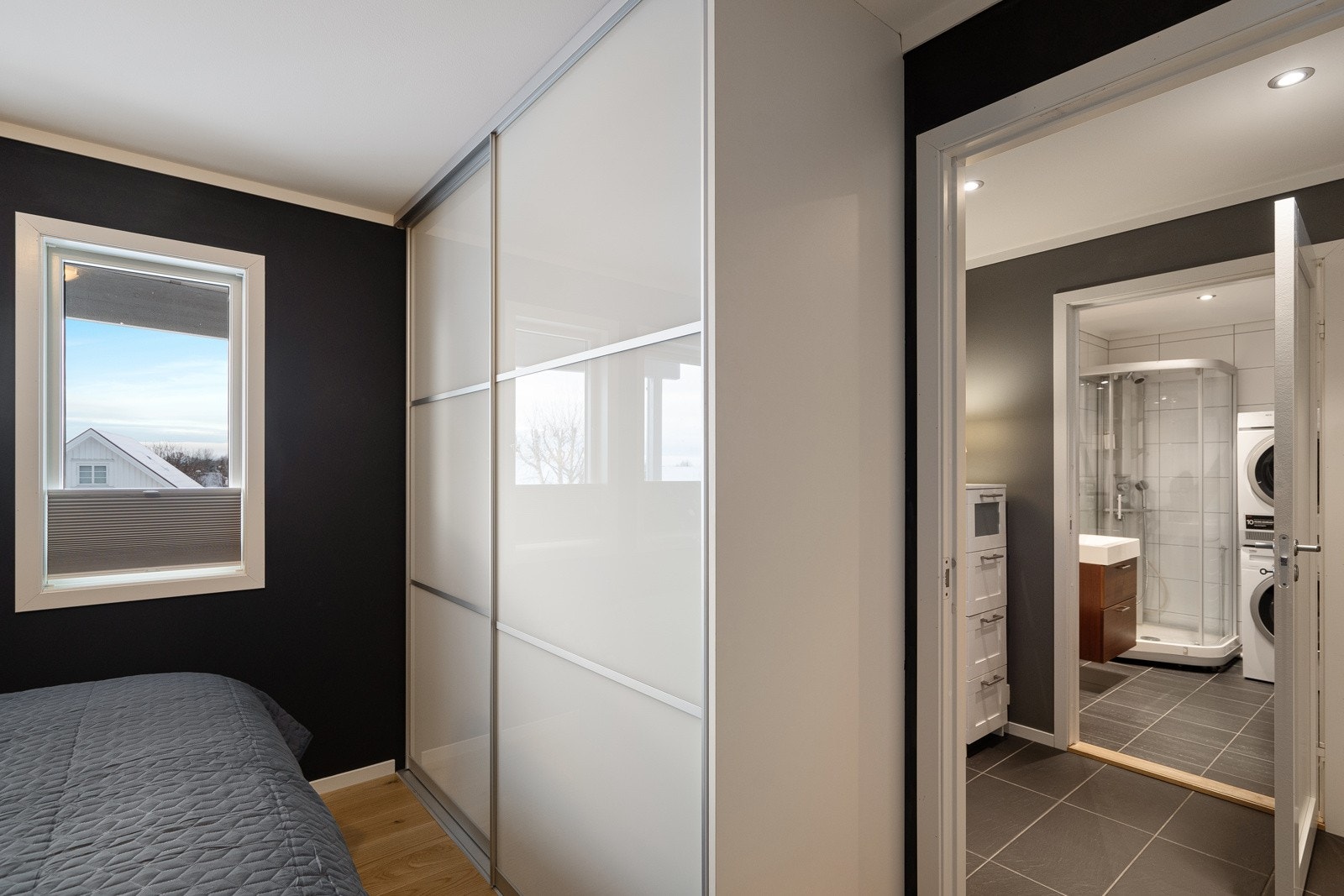 Stort hovedsoverom med skyvedørgarderobe Galleribilde