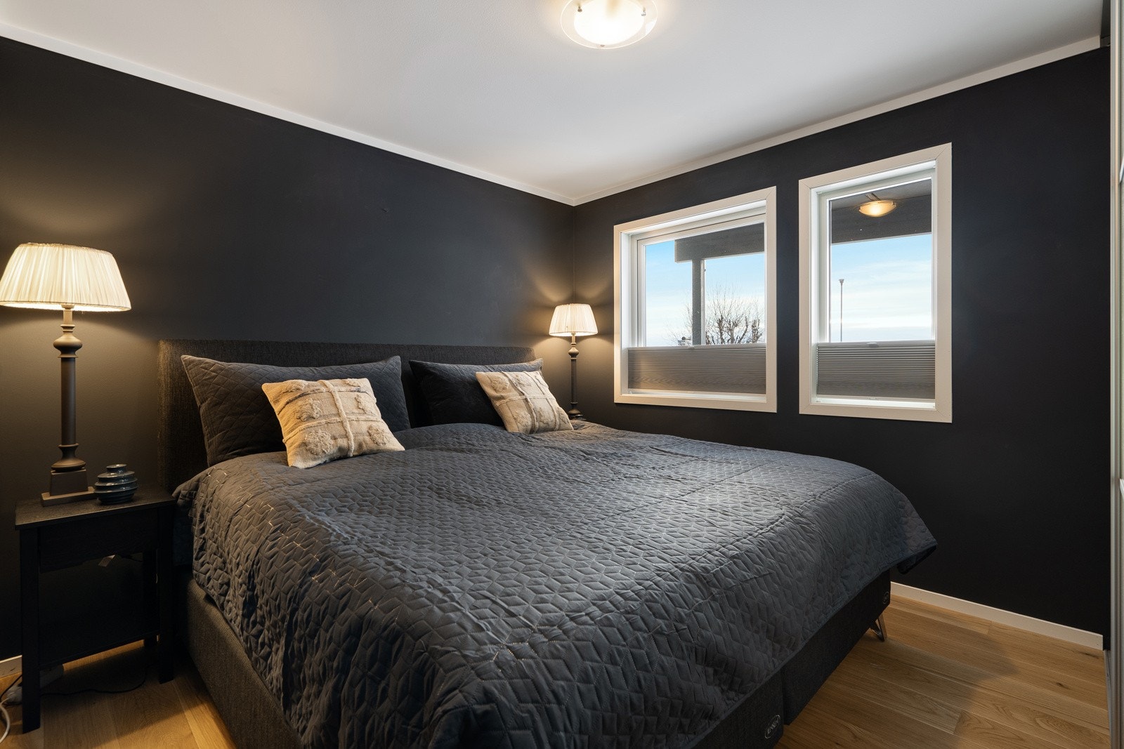 Stort hovedsoverom med skyvedørgarderobe Galleribilde