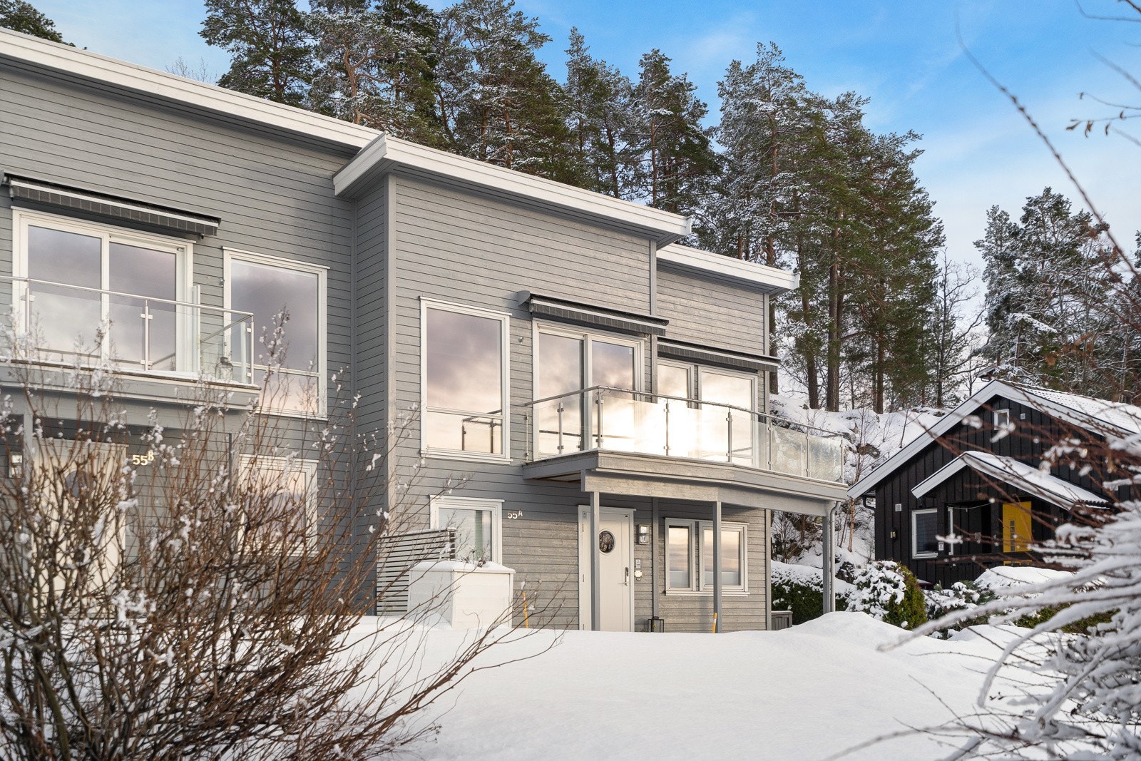 Tøff fasade med store vindusflater Galleribilde
