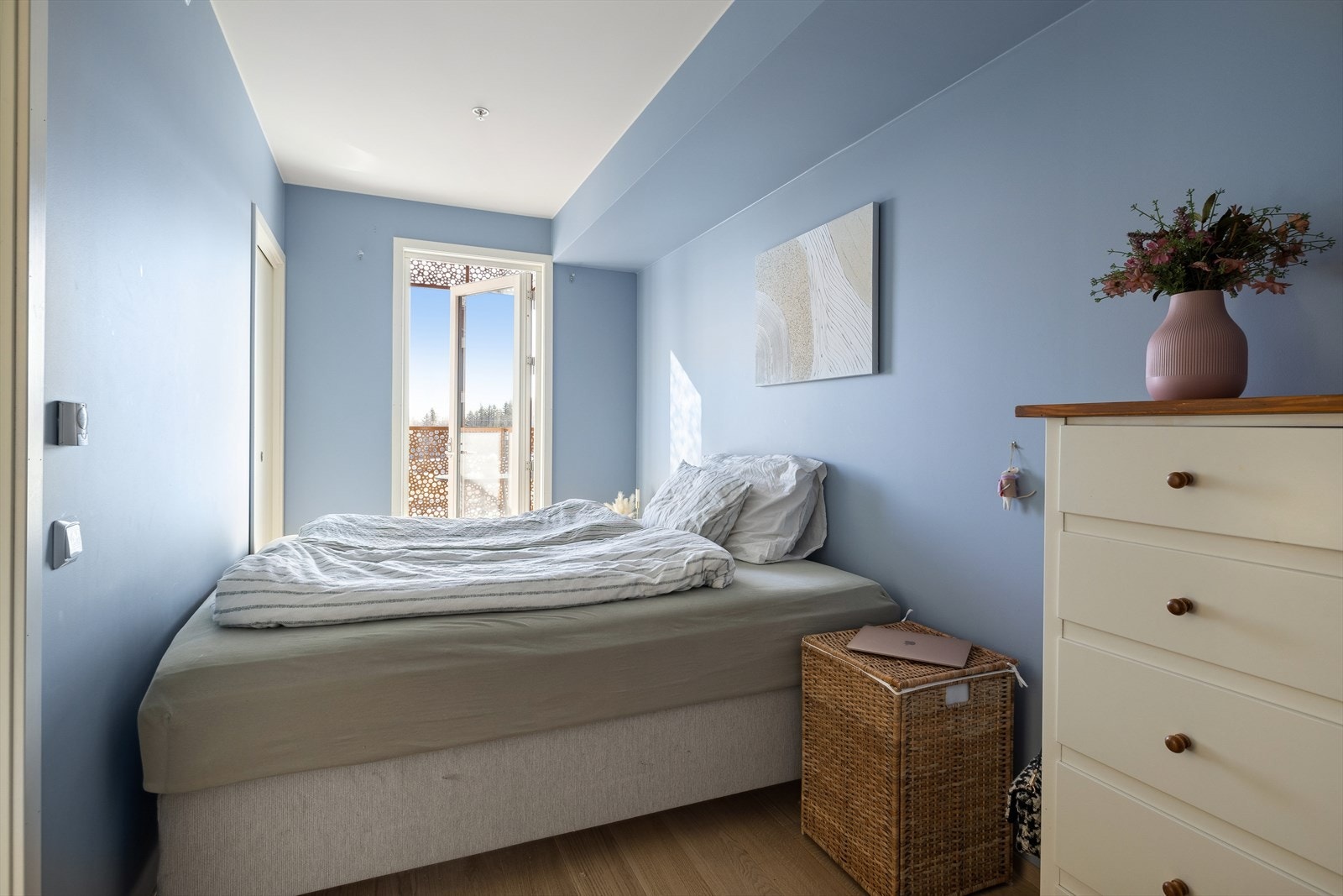 Soverom med plass til dobbeltseng og egen utgang til balkongen. Galleribilde