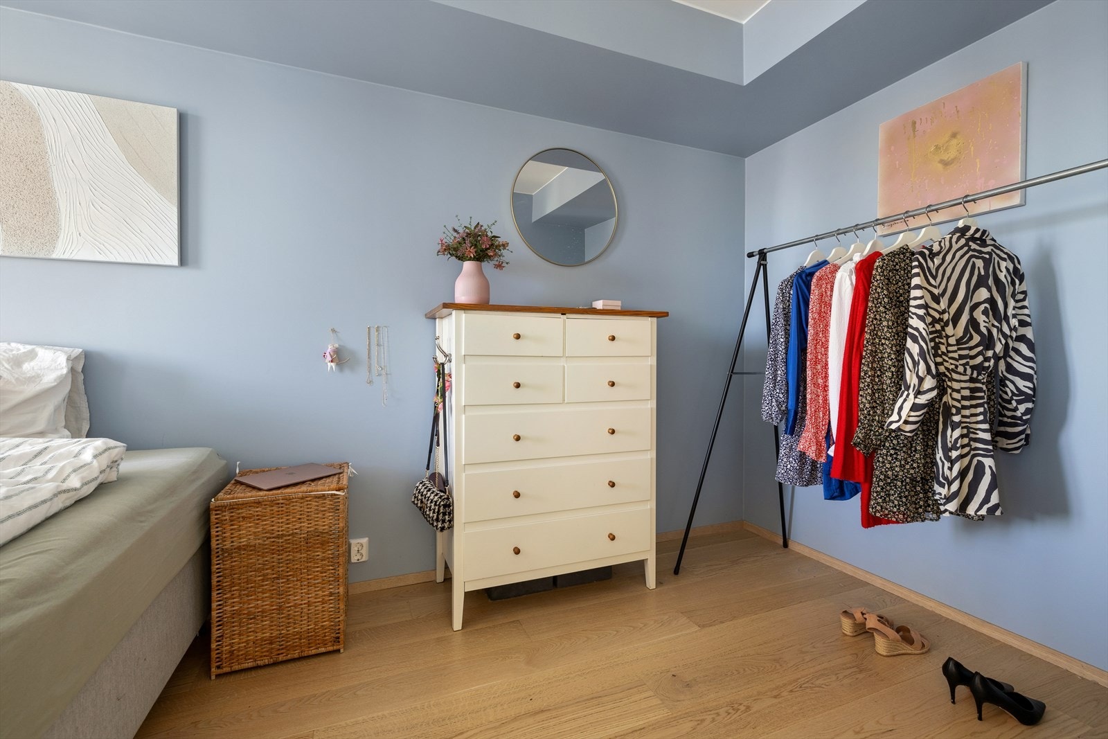 Soverommet har plass til seng med tilhørende møblement. Det er godplass til skyvedørsgarderobe for de som ønsker det! Galleribilde