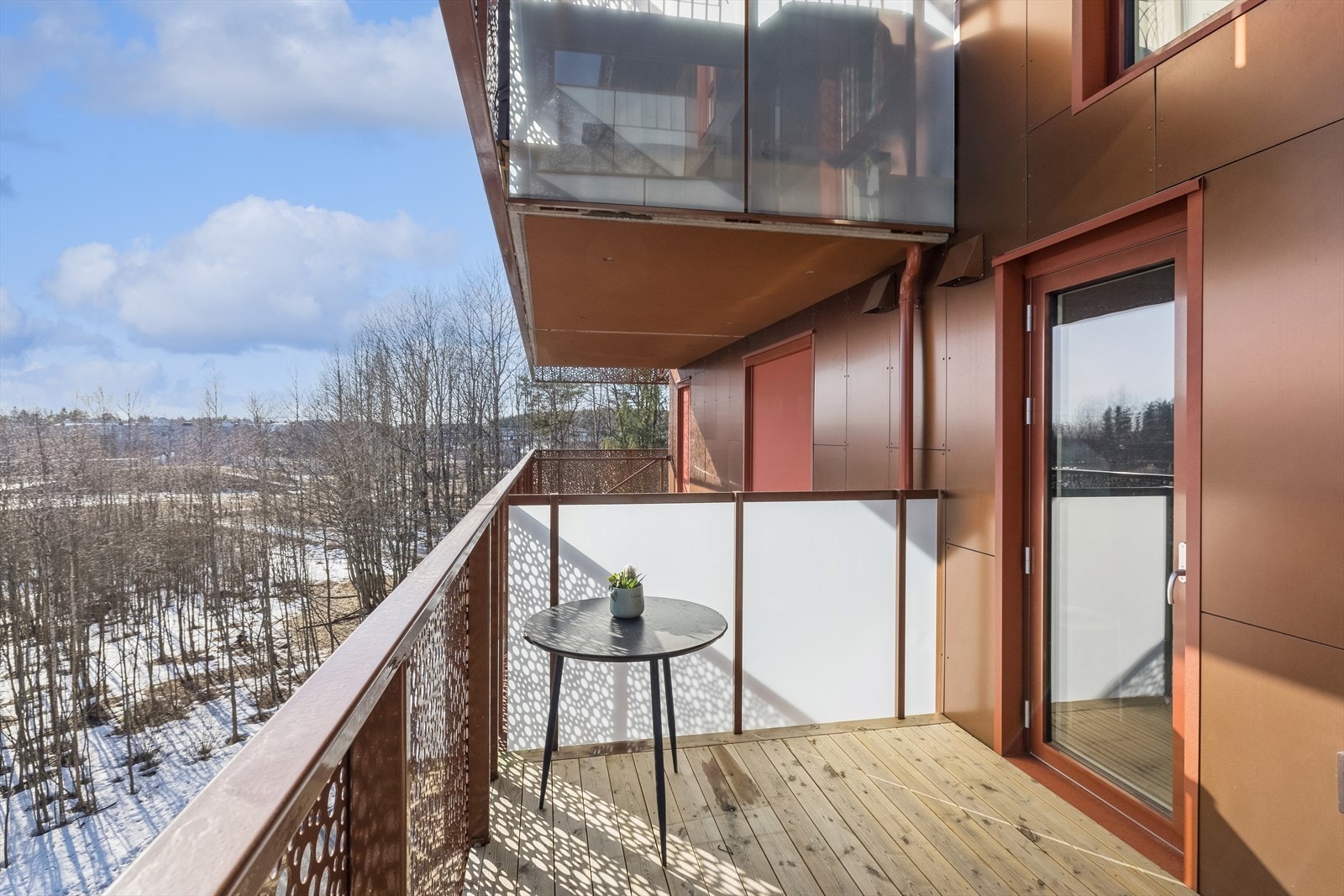 Fra stuen er det utgang til solrik overbygd balkong. Fra balkongen er det flott utsikt utover nabolaget og gode solforhold. Galleribilde