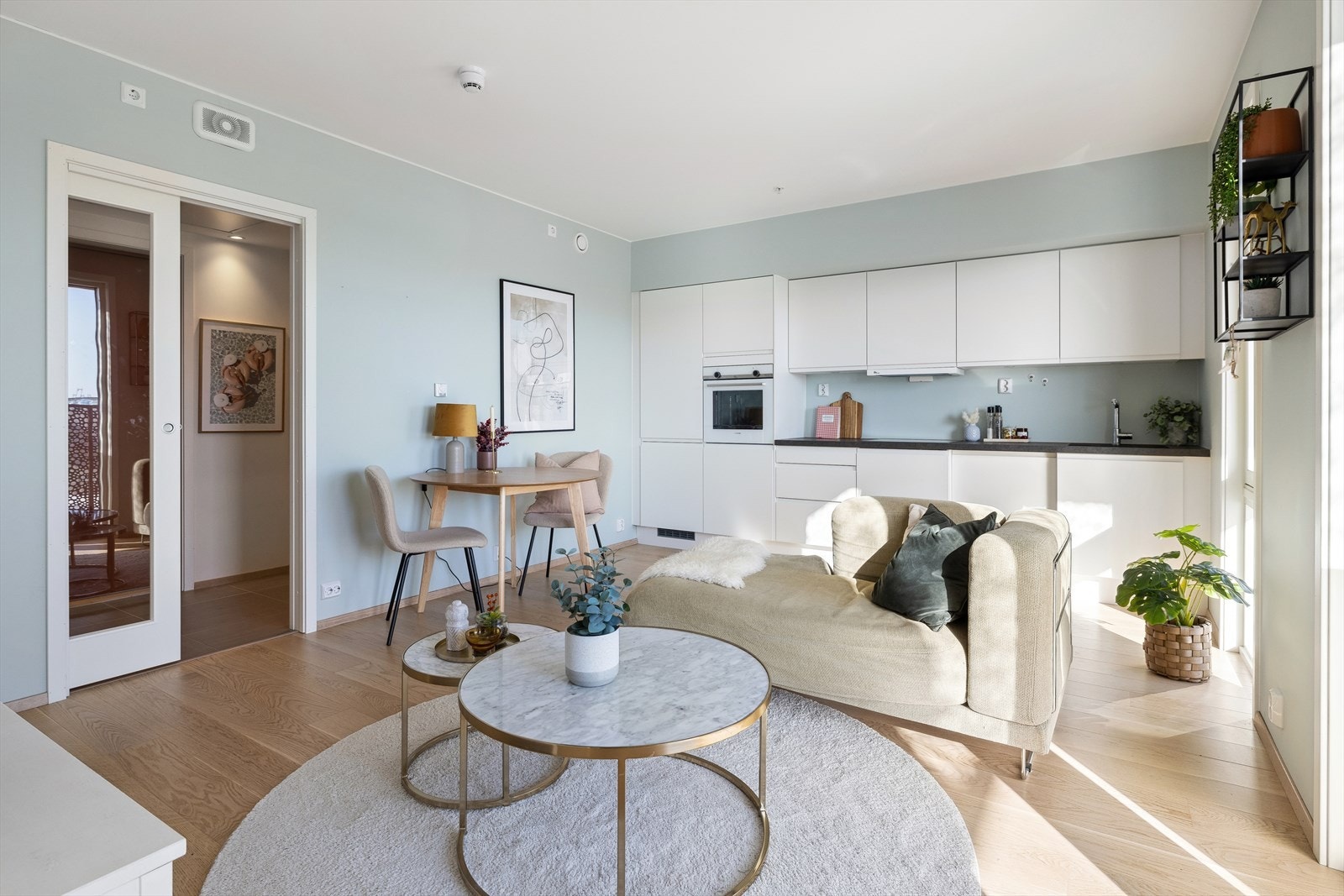 Stue og kjøkken i åpen løsning. Det er plass til spisestue og salong med tilhørende møblement. Fra stuen er det utgang til solrik balkong med med utsyn mot syd/øst. Galleribilde