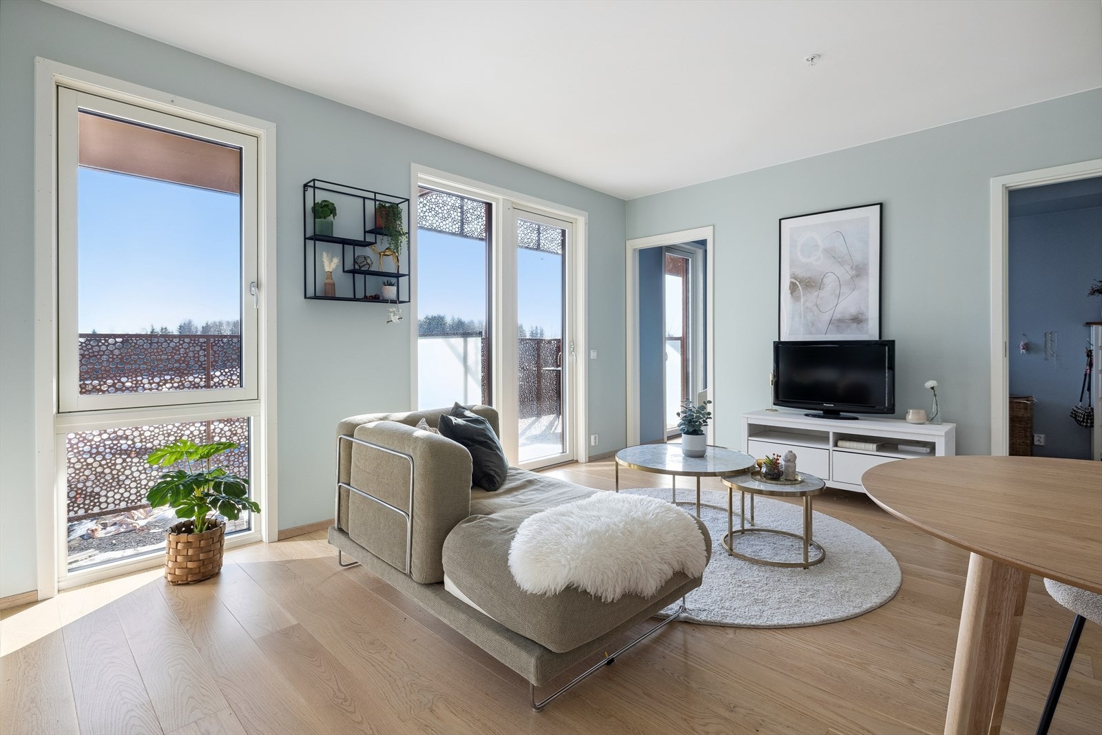 Leiligheten er fra 2022, og holder en gjennomgående høy og moderne standard ihht. materialvalg og planløsning - så her kan du flytte rett inn! Galleribilde