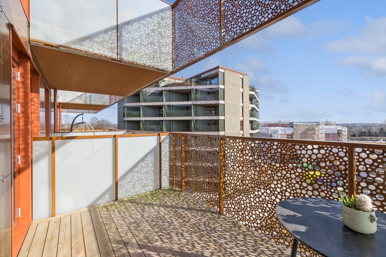 Fra stuen er det utgang til solrik overbygd balkong. Galleribilde