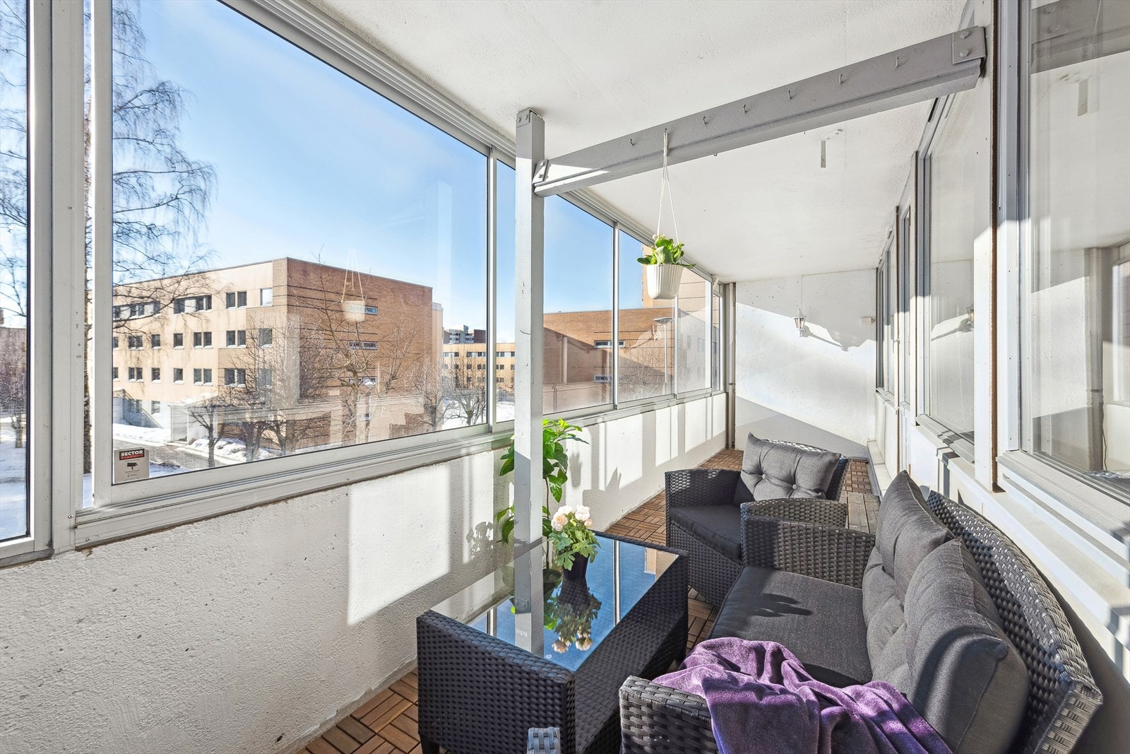 Balkongen er orientert mot vest/sydvest. Galleribilde