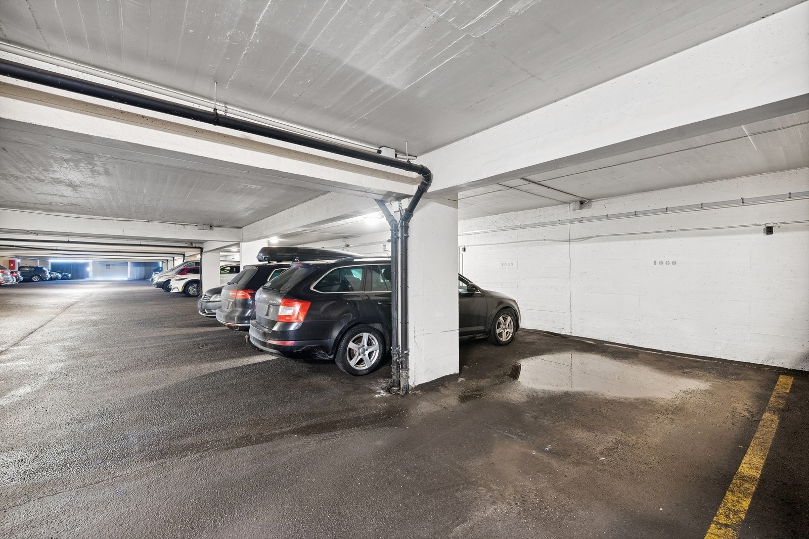 Iht. forretningsfører har alle originale 3- og 4 roms leiligheter garasjeplass. Nåværende eier disponerer bruksrett til en garasjeplass. Galleribilde