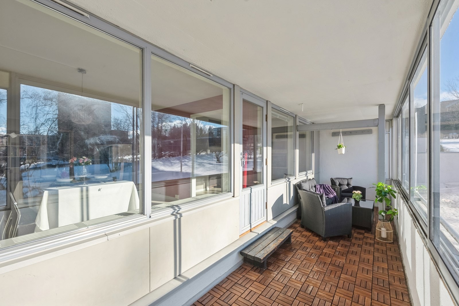 Innglasset balkong med enkle glass på ca. 13 m2 med adkomst fra stue/kjøkken. Galleribilde