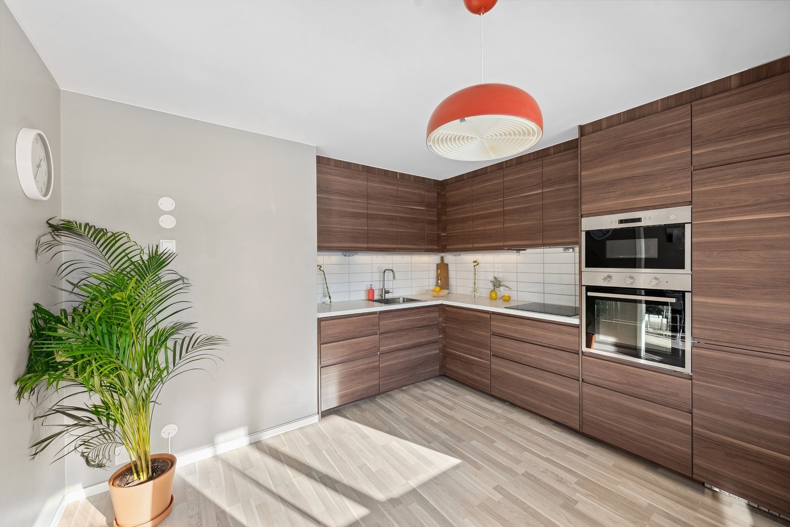 Kjøkkeninnredningen er av typen IKEA med glatte fronter, flislagt benkerygg og laminat benkeplater med rustfri oppvaskkum. Galleribilde