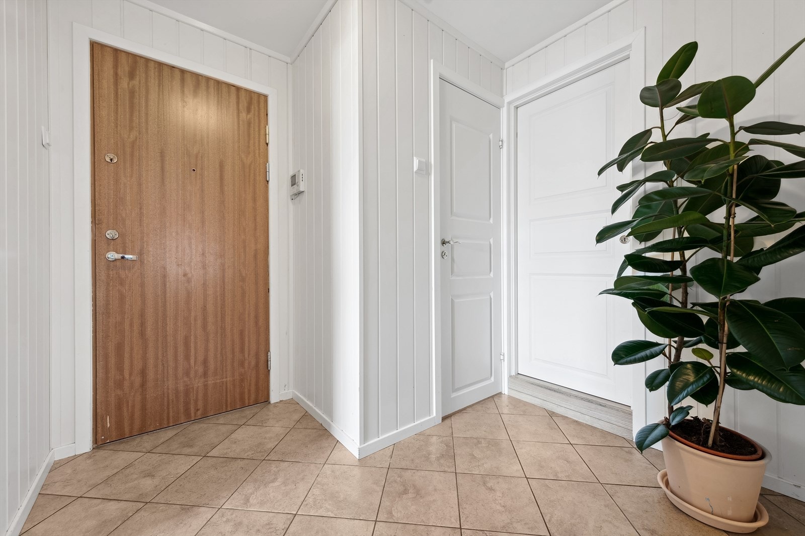 Lys og innbydende entré ønsker deg velkommen inn i boligen. Galleribilde