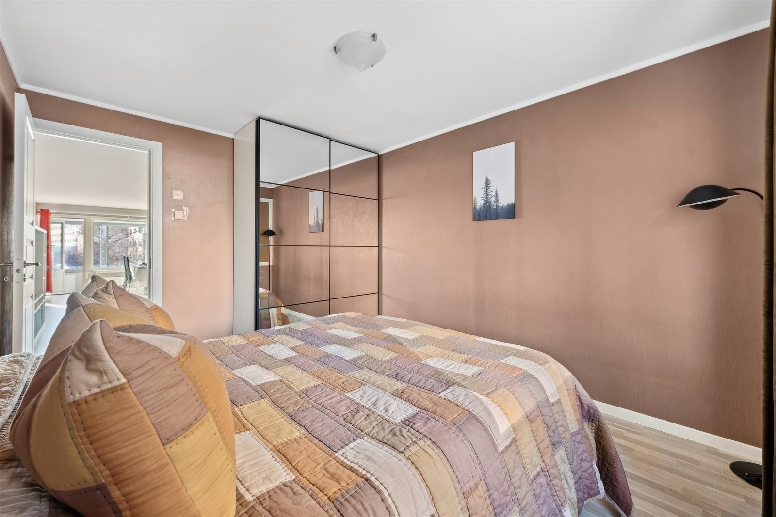 SOVEROM I | Soverommet er med god plass til dobbeltseng og innredet med praktisk skyvedørsgarderobe i rommet. Galleribilde