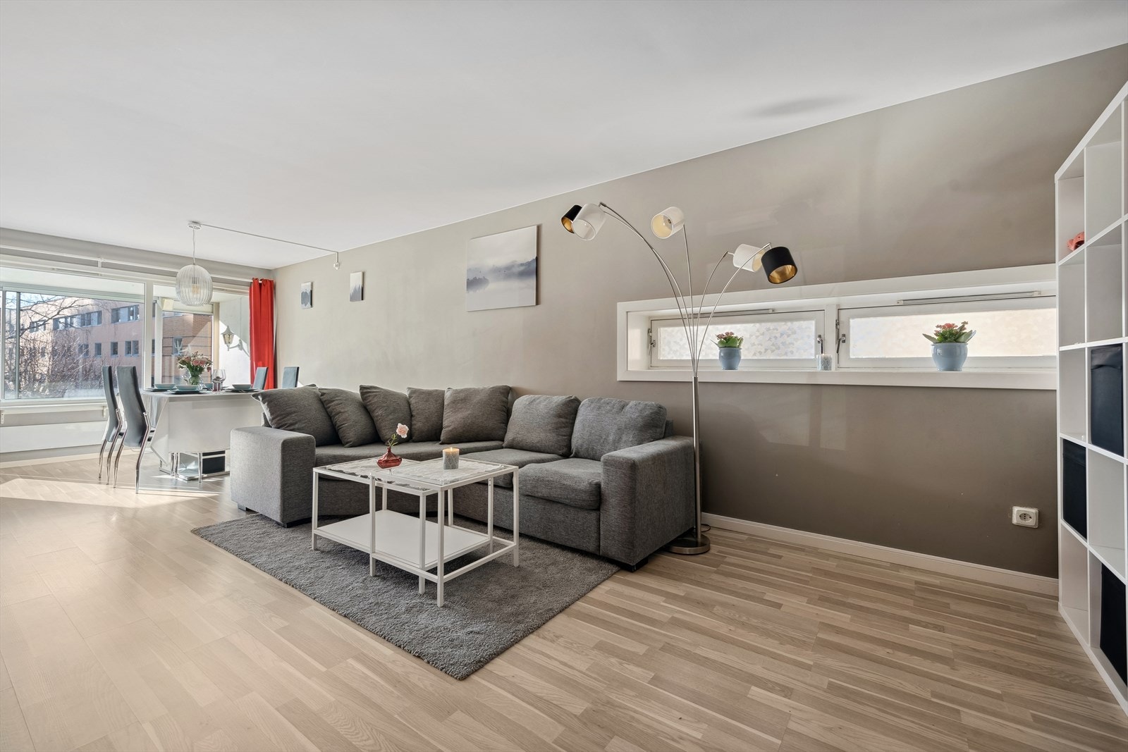 Rommet er av god størrelse med plass til både sofagruppe og spisemøblement. Galleribilde