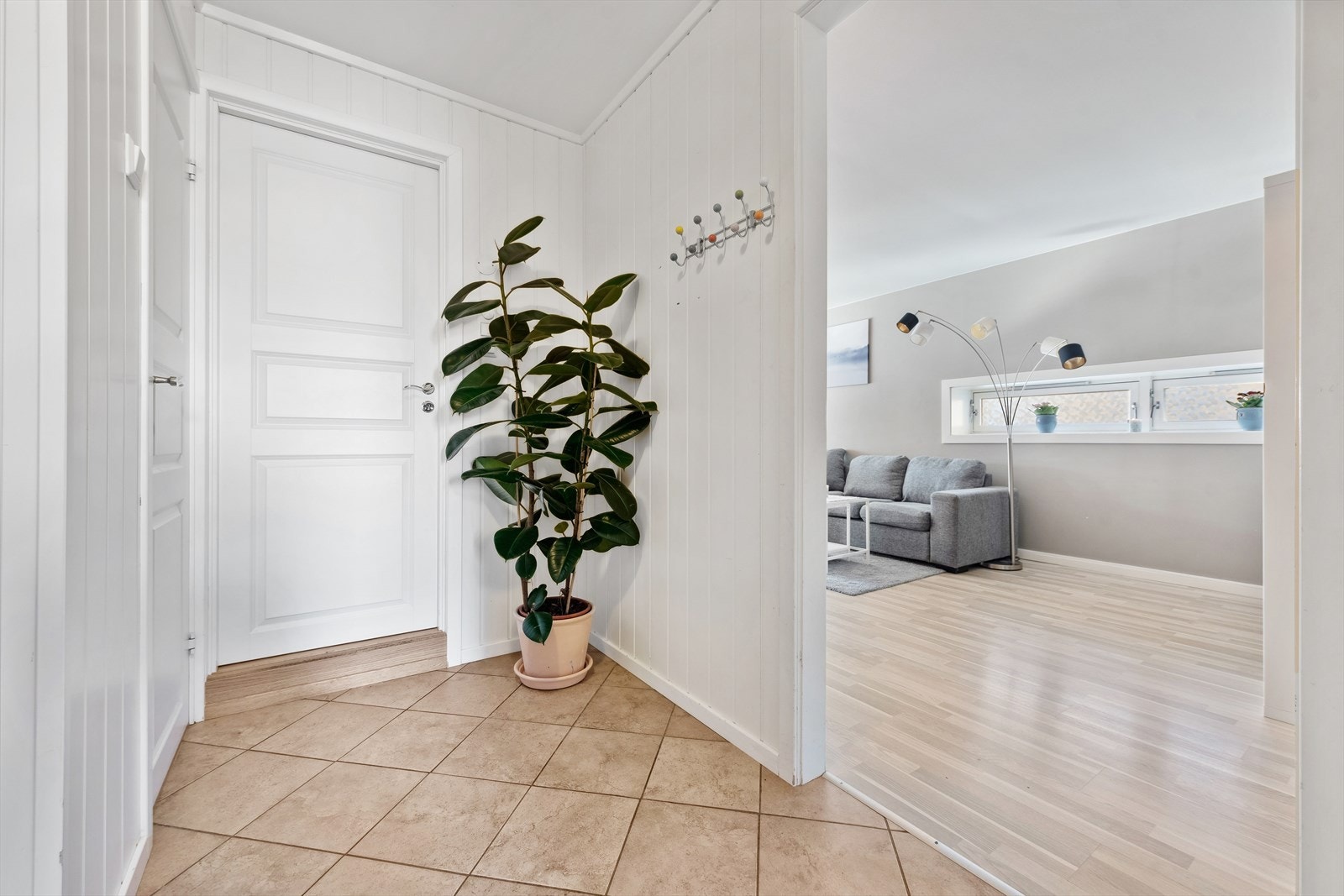 Her med plass til hendige oppbevaringsløsninger for både sko og yttertøy om ønskelig. Galleribilde