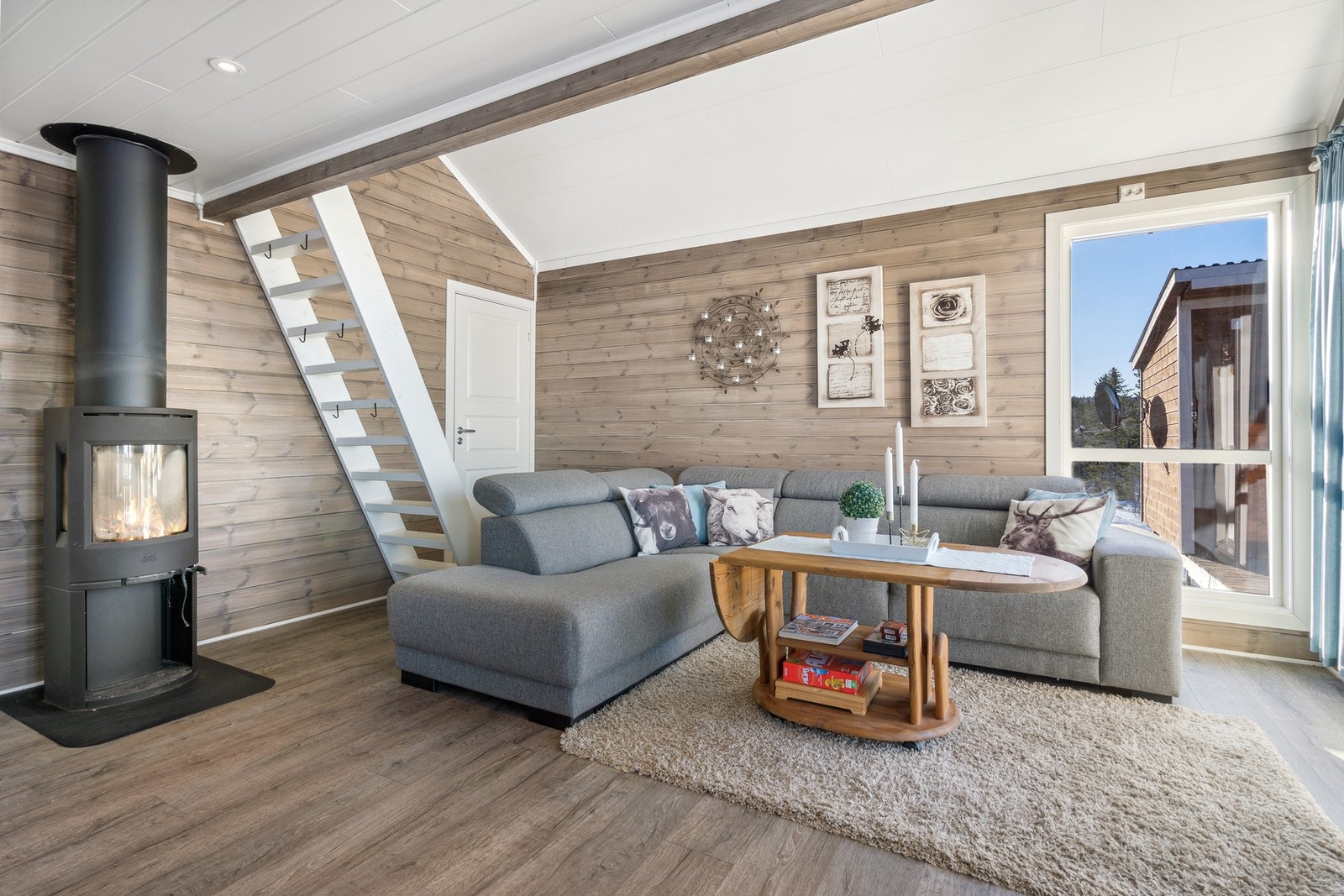 Hytta varmes opp ved vedfyring og varmepumpe, som sørger for en lun og behagelig varme. Galleribilde