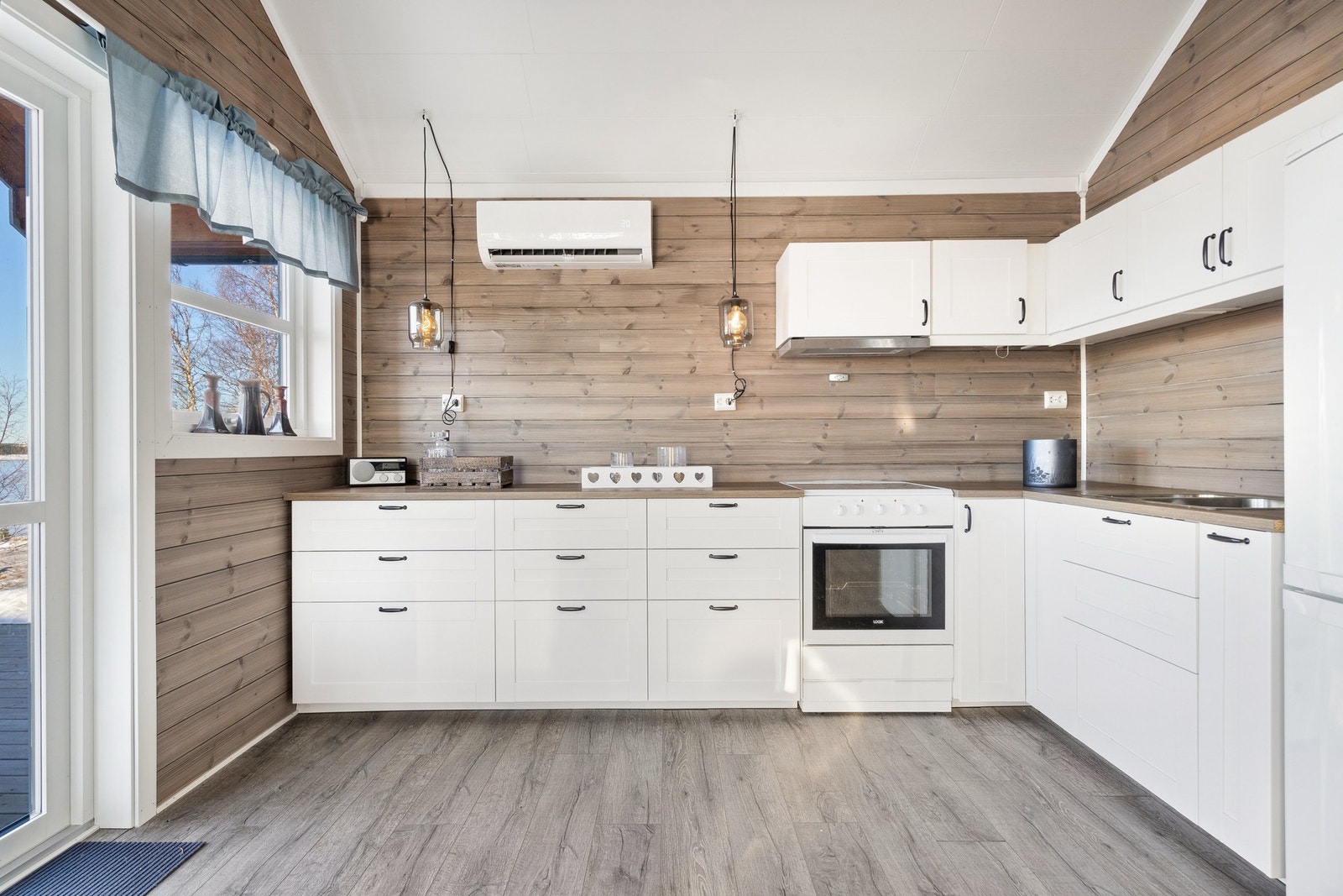 Pent og moderne kjøkken med god skap- og benkeplass. Galleribilde