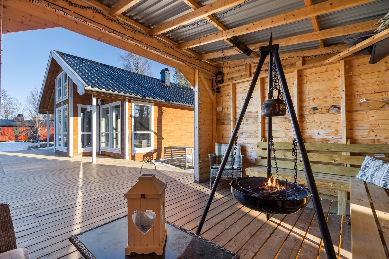 Flott sommerstue på terrassen. Galleribilde