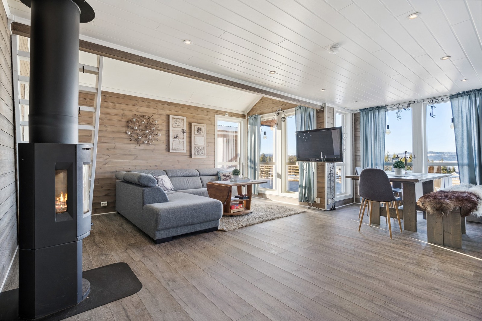 Store vindusflater sørger for rikelig med naturlig lysinnslipp. Galleribilde