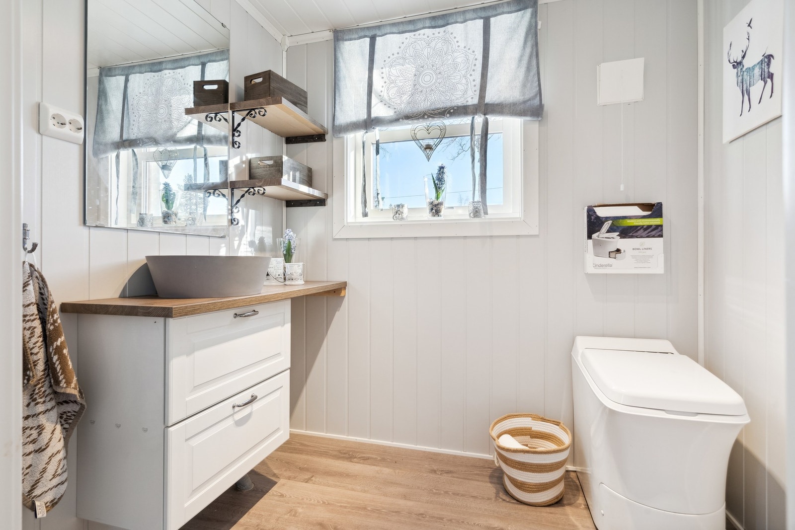 Toalettrom med forbrenningstoalett. Galleribilde