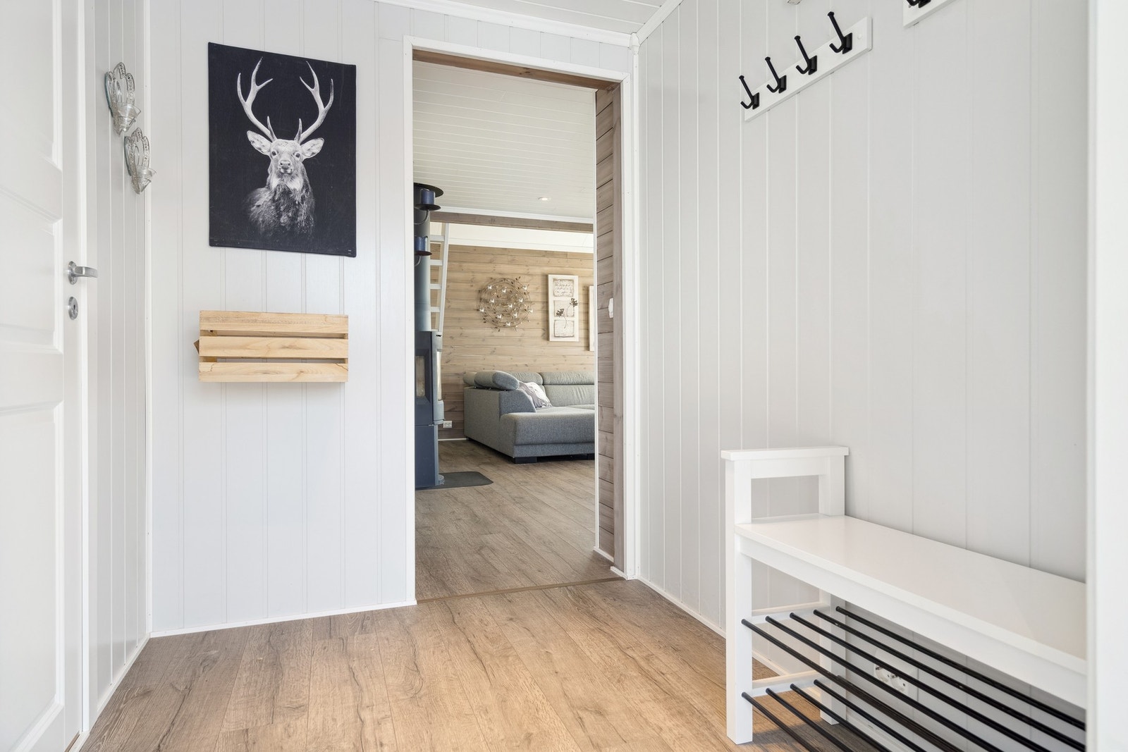 Velkommen inn! Innenfor døren møter du en praktisk entré med plass til å henge fra seg. Galleribilde