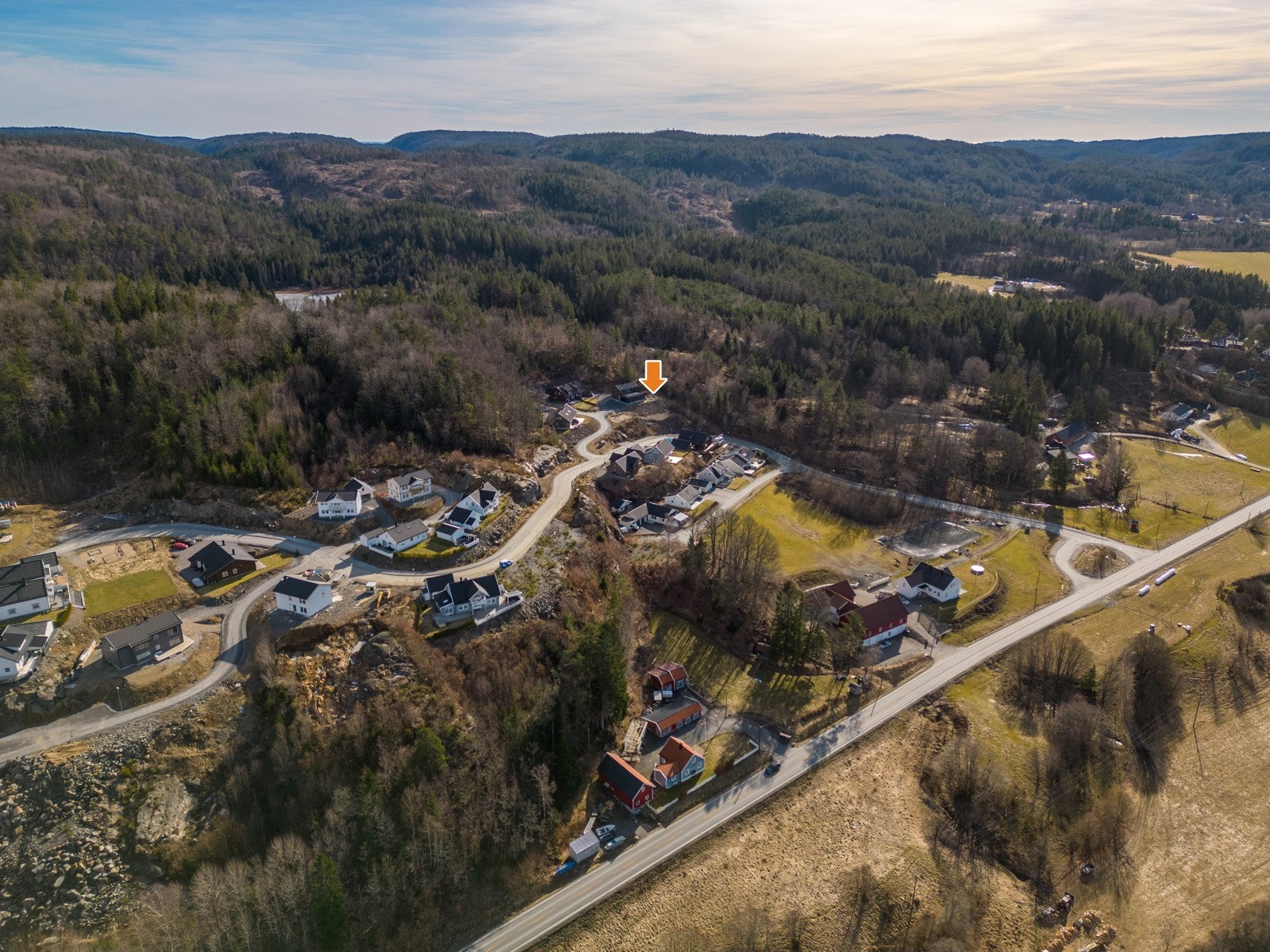 Tomten ligger flott til på en høyde som gir flott utsikt. Galleribilde