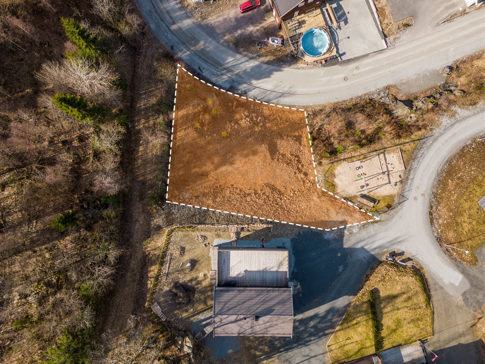 Tomten grenser til lekeplass. Galleribilde